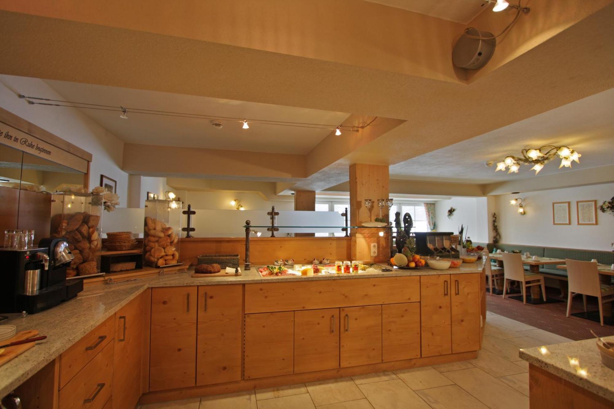 Hotel Garni - Restaurant Kaminstube Sankt Anton am Arlberg Exteriör bild